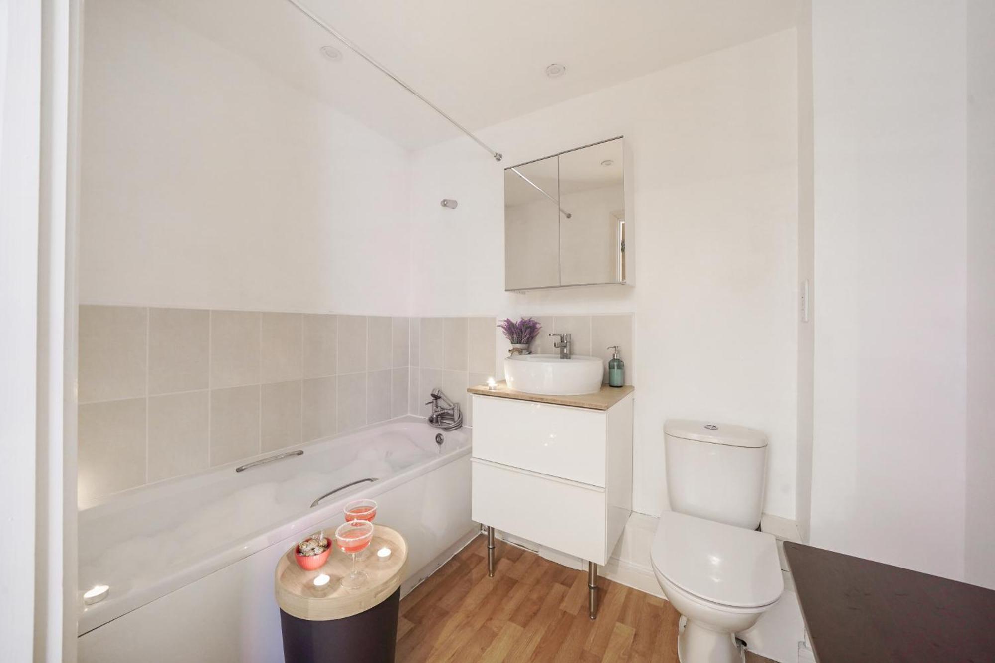 City Riverside - 2 Bedroom & Free Parking Barking  Bagian luar foto