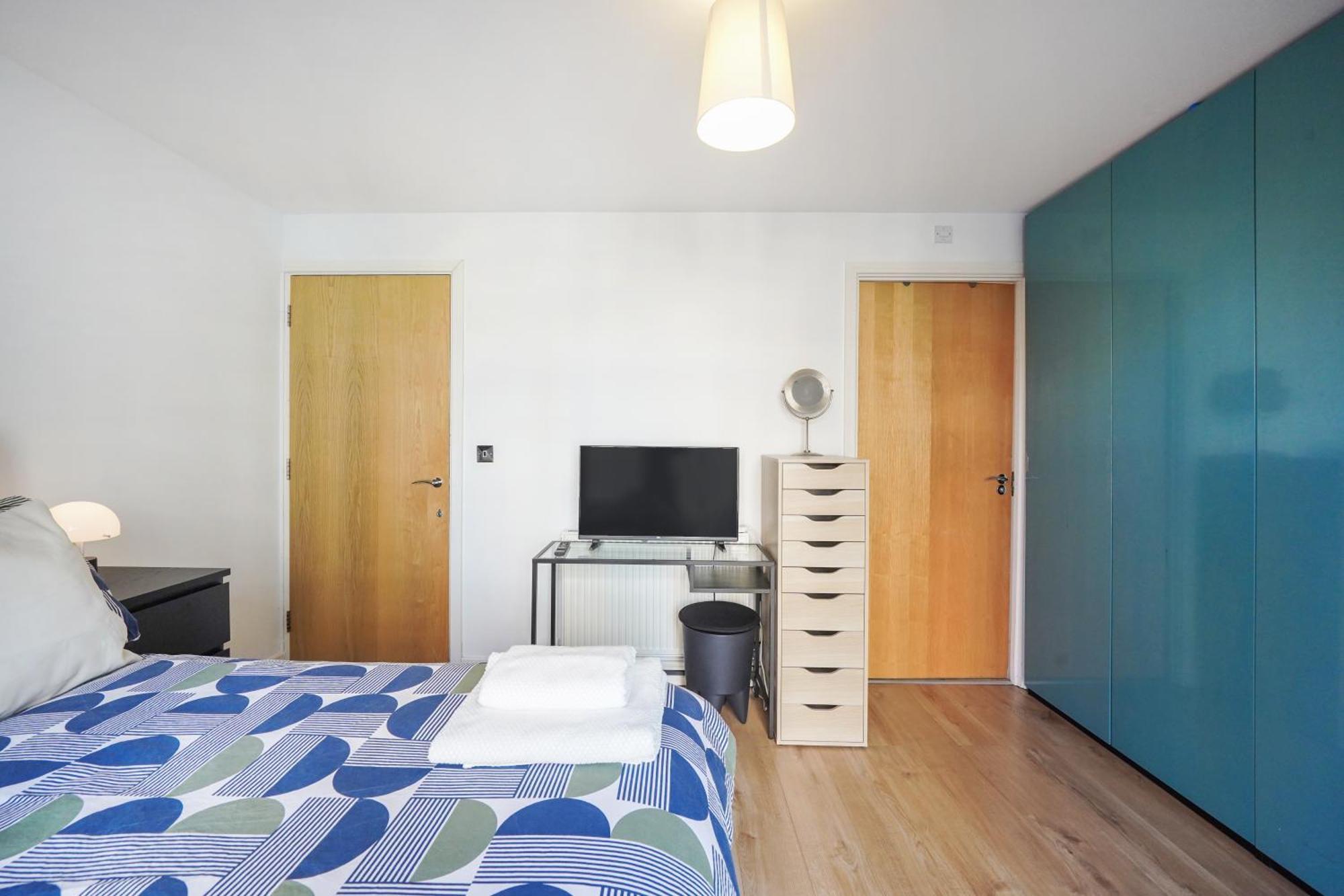 City Riverside - 2 Bedroom & Free Parking Barking  Bagian luar foto
