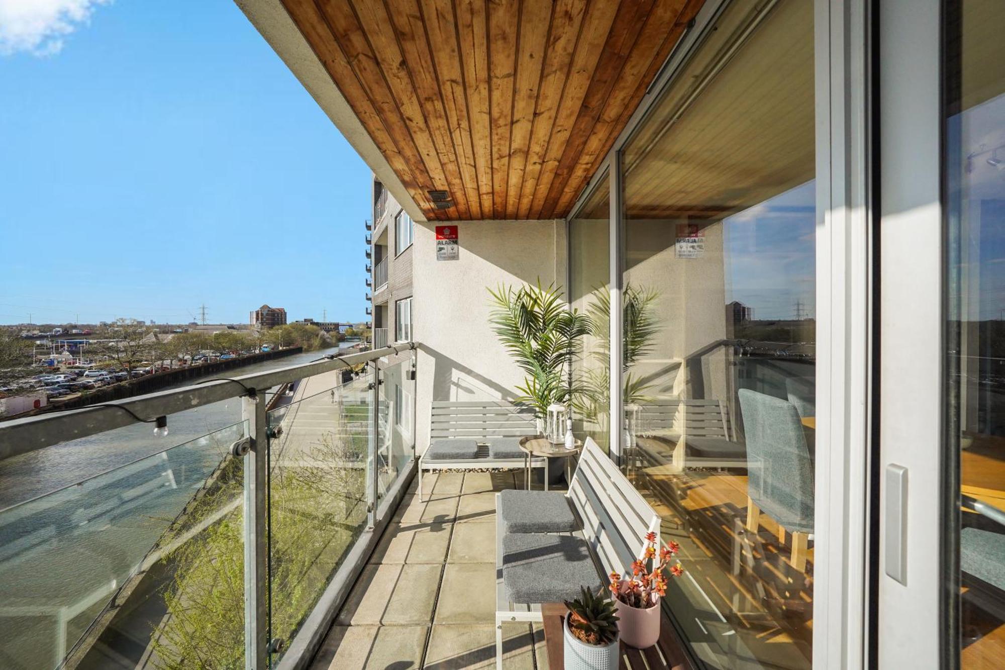 City Riverside - 2 Bedroom & Free Parking Barking  Bagian luar foto
