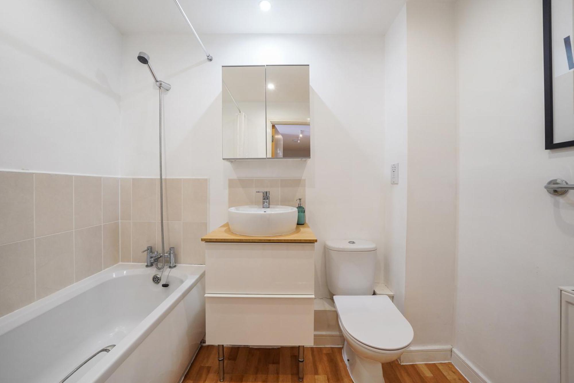 City Riverside - 2 Bedroom & Free Parking Barking  Bagian luar foto