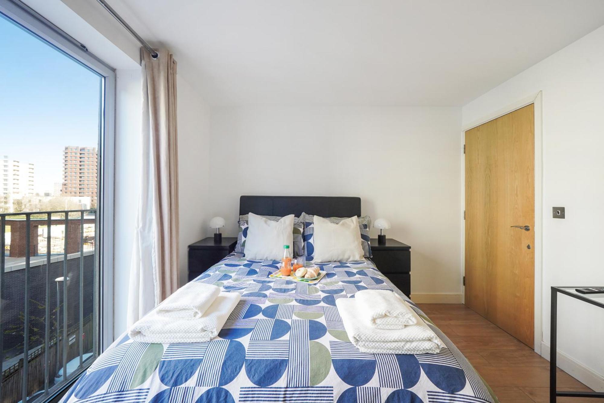 City Riverside - 2 Bedroom & Free Parking Barking  Bagian luar foto